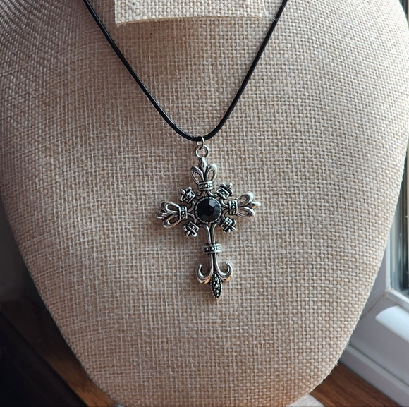 Handmade Jewelry - Elegant Silver Cross Pendant Necklace